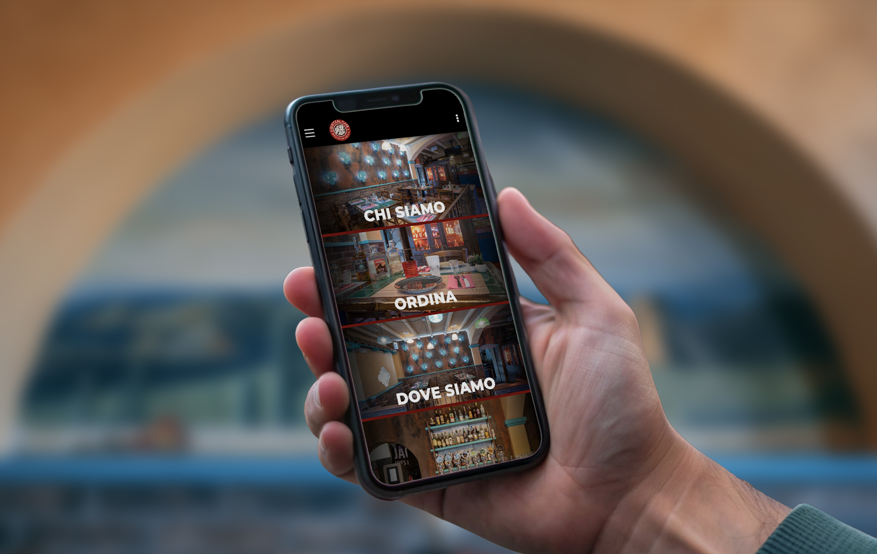 App Quetzal Café su smartphone in mano