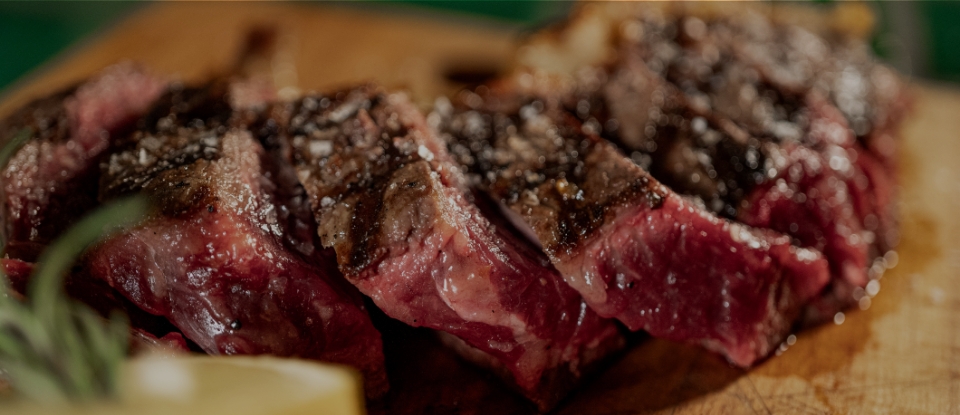 Bistecca alla griglia su tagliere