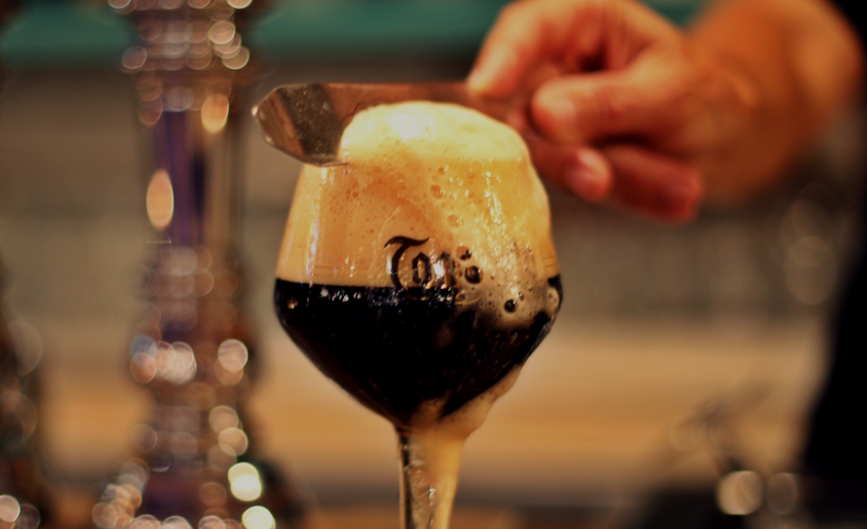 Birra artigianale in bicchiere alto